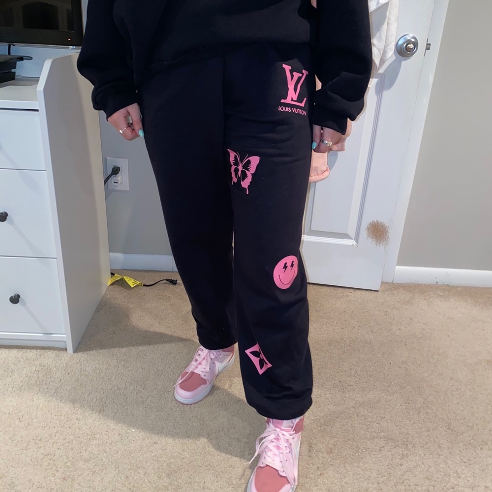 TRENDY BLACK AND PINK SWEATS!